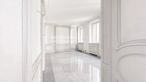 Prestigious Apartment within the charming courtyard, 5 bedrooms in Milan exclusive for sale For Super Rich