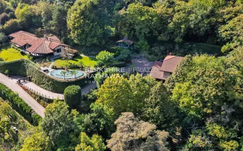 Elegant Villa breathtaking lake views, Swimming pool, 8 bedrooms in Como photos for sale For Super Rich