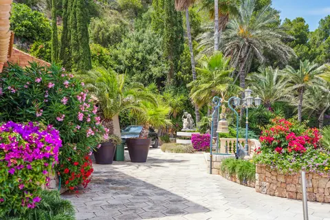 Luxury Villa Beach Front with unrivalled views, 7 bedrooms in Mallorca ads for sale For Super Rich