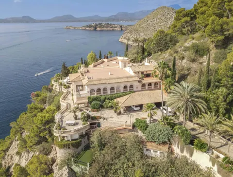 Luxury Villa Beach Front with unrivalled views, 7 bedrooms in Mallorca property for sale For Super Rich