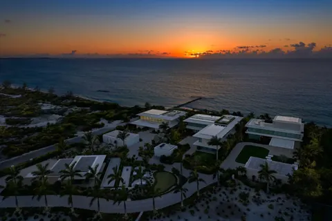 Luxury Villa 3 RESERVE Beachfront, 7 bedrooms in Grace Bay - Providenciales photo for sale For Super Rich