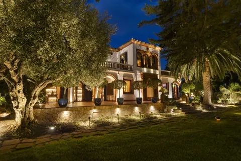 Architectural Villa Beach Front Sea View, 7 bedrooms in Sitges Used for sale For Super Rich