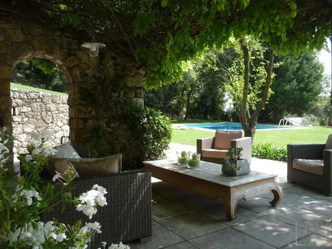 Country House Tuscan style wisteria-festooned terrace, 5 bedrooms in Grasse available for sale For Super Rich
