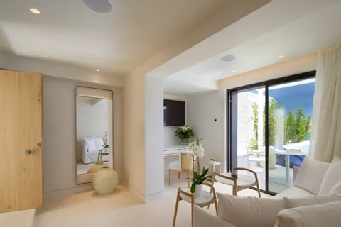 Premium Hotel Beach Front seaside, heated swimming pool with bar, 15 bedrooms in Nikolaos - Crete expensive for sale For Super Rich