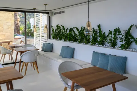 Premium Hotel Beach Front seaside, heated swimming pool with bar, 15 bedrooms in Nikolaos - Crete prix for sale For Super Rich