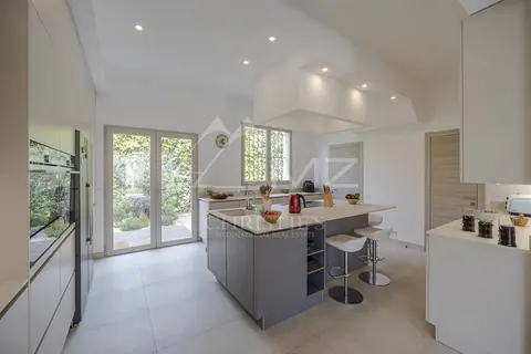 Elegant Villa Sea View Near the beach, 6 bedrooms in Cap d'Antibes real estate rental For Super Rich