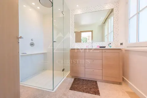Elegant Villa 14x6m heated swimming pool Tennis court with grass, 4 bedrooms in Cap d'Antibes real estate rental For Super Rich