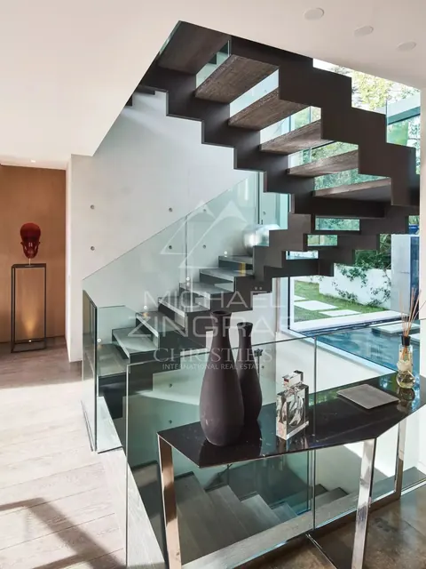 Modern Villa in city center Heated swimming pool 14x5m, 5 bedrooms in Cap d'Antibes real estate rental For Super Rich