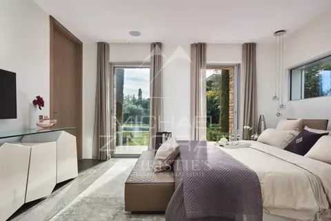 Modern Villa in city center Heated swimming pool 14x5m, 5 bedrooms in Cap d'Antibes ultra luxury rental For Super Rich