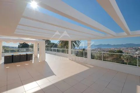 Luxury Villa seaview, nearby the center of Cannes 250 sqm terrace with jacuzzi, 6 bedrooms in Cannes exclusive rental For Super Rich