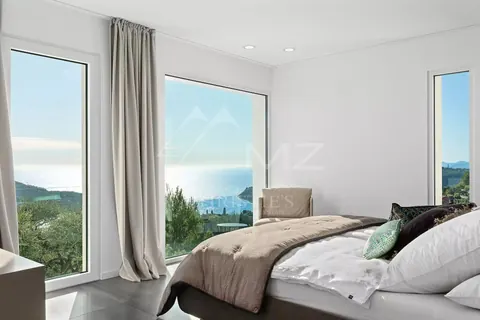 Design Villa cliffside with breathtaking views of the sea open terrace with jacuzzi, 5 bedrooms in Villefranche Sur Mer top rental For Super Rich Design Villa cliffside with breathtaking views of the sea open terrace with jacuzzi, 5 bedrooms in Villefranche Sur Mer top rental For Super Rich