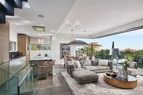 Modern Villa in city center Heated swimming pool 14x5m, 5 bedrooms in Cap d'Antibes expensive rental For Super Rich