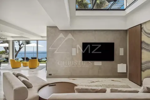 Contemporary Villa Heated swimming pool Land 1800m², 6 bedrooms in Cannes ads rental For Super Rich