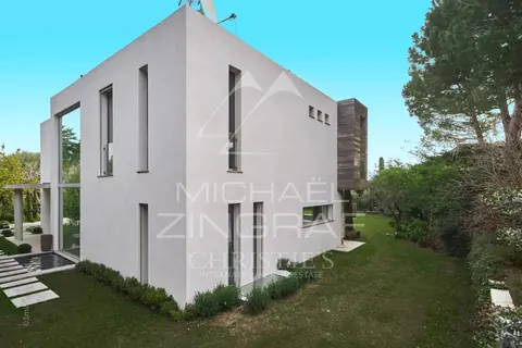 Modern Villa in city center Heated swimming pool 14x5m, 5 bedrooms in Cap d'Antibes unique rental For Super Rich