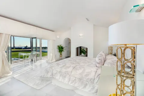 Luxury Villa Melendez frontline beachfront mansion with spectacular sea views, 7 bedrooms in Los Monteros, Marbella prix rental For Super Rich