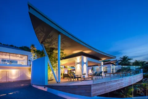 Luxury Villa Wings, beachfront view above The Baie de St. Jean, 4 bedrooms in St Barth