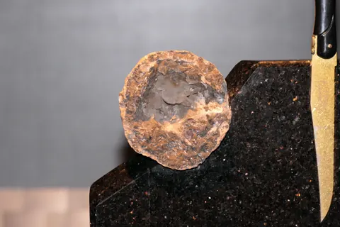Magnetischer Messerblock von TYCOON STONE SCHMIDKE aus Star Galaxy Gold mit Kristall Druse Unique for sale For Super Rich