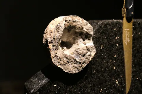 Magnetischer Messerblock von TYCOON STONE SCHMIDKE aus Star Galaxy Gold mit Kristall Druse ultra luxury for sale For Super Rich