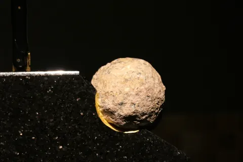 Magnetischer Messerblock von TYCOON STONE SCHMIDKE aus Star Galaxy Gold mit Kristall Druse price country for sale For Super Rich