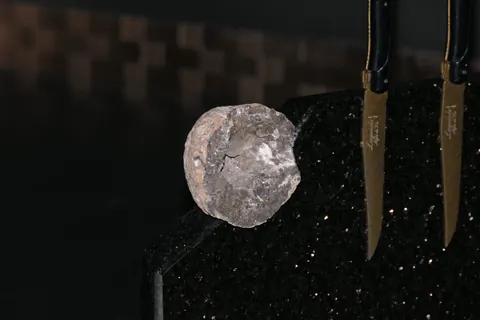 Magnetischer Messerblock von TYCOON STONE SCHMIDKE aus Star Galaxy Gold mit Kristall Druse for sale For Super Rich
