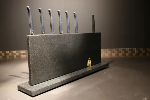 Magnetischer Messerblock von TYCOON STONE SCHMIDKE aus Nero Assoluto gebürstet mit Calcit Kristall 21,875 for sale For Super Rich