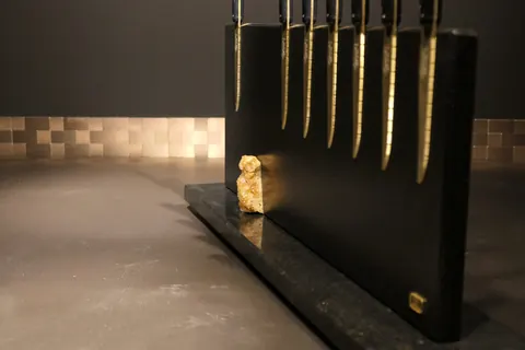 Magnetischer Messerblock von TYCOON STONE SCHMIDKE aus Nero Assoluto gebürstet mit Calcit Kristall for sale For Super Rich