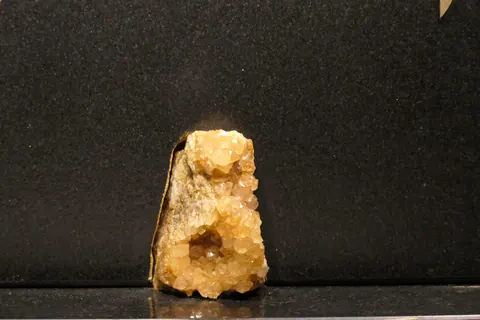 Magnetischer Messerblock von TYCOON STONE SCHMIDKE aus Nero Assoluto gebürstet mit Calcit Kristall Unique for sale For Super Rich
