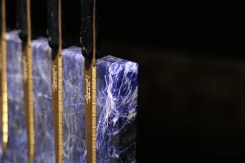 Magnetischer Messerblock von Tycoon Stone Schmidke aus Sodalith | Diamond Cut Luxury for sale For Super Rich