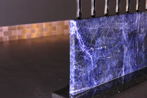 Magnetischer Messerblock von Tycoon Stone Schmidke aus Sodalith | Diamond Cut ultra luxury for sale For Super Rich