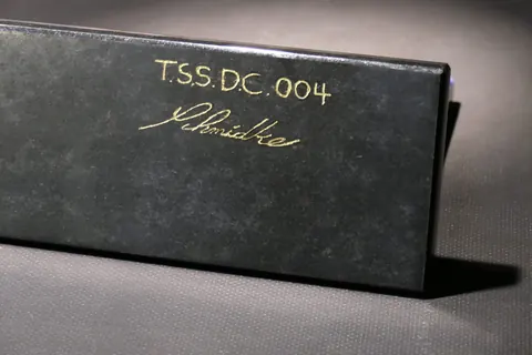 Magnetischer Messerblock von Tycoon Stone Schmidke aus Sodalith | Diamond Cut Germany for sale For Super Rich