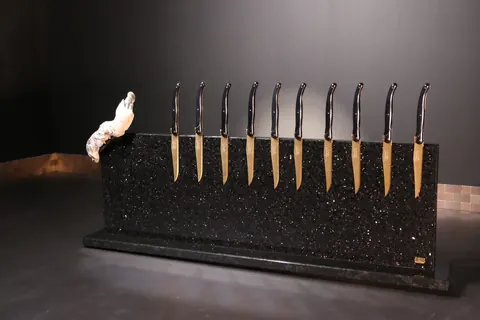 Magnetischer Messerblock von TYCOON STONE SCHMIDKE aus Star Galaxy Gold mit einem Schlammhummer in Museumsqualität