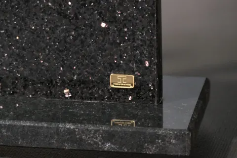 Magnetischer Messerblock von TYCOON STONE SCHMIDKE aus Star Galaxy Gold mit einem Schlammhummer in Museumsqualität for sale For Super Rich