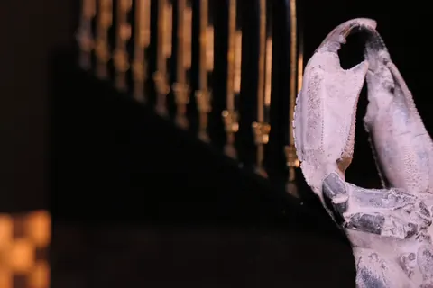 Magnetischer Messerblock von TYCOON STONE SCHMIDKE aus Star Galaxy Gold mit einem Schlammhummer in Museumsqualität ultra luxury for sale For Super Rich