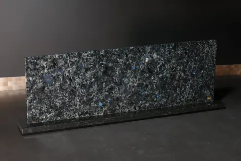 Magnetischer Messerblock von TYCOON STONE SCHMIDKE aus Wolga Blue | Diamond Cut 23,800 for sale For Super Rich