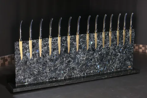 Magnetischer Messerblock von TYCOON STONE SCHMIDKE aus Wolga Blue | Diamond Cut