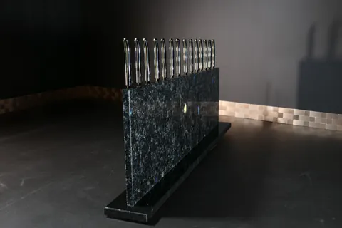 Magnetischer Messerblock von TYCOON STONE SCHMIDKE aus Wolga Blue | Diamond Cut for sale For Super Rich