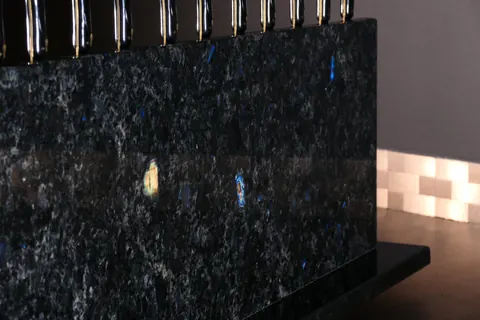 Magnetischer Messerblock von TYCOON STONE SCHMIDKE aus Wolga Blue | Diamond Cut 23,800 for sale For Super Rich