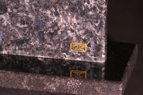 Magnetischer Messerblock von TYCOON STONE SCHMIDKE aus Wolga Blue | Diamond Cut ultra luxury for sale For Super Rich