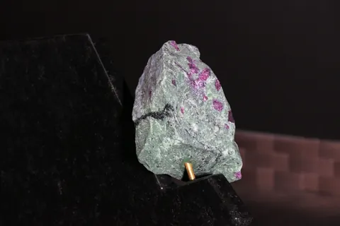 Magnetischer Messerblock von TYCOON STONE SCHMIDKE aus Nero Assoluto mit Rubinen price country for sale For Super Rich
