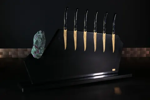 Magnetischer Messerblock von TYCOON STONE SCHMIDKE aus Nero Assoluto mit Rubinen