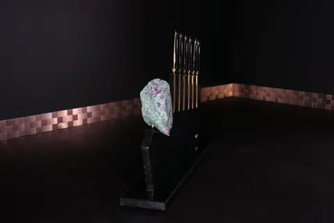 Magnetischer Messerblock von TYCOON STONE SCHMIDKE aus Nero Assoluto mit Rubinen Luxury for sale For Super Rich