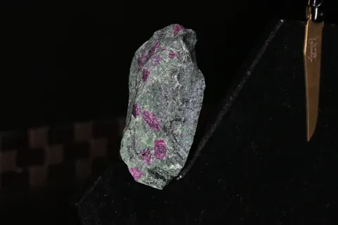 Magnetischer Messerblock von TYCOON STONE SCHMIDKE aus Nero Assoluto mit Rubinen 17,500 for sale For Super Rich