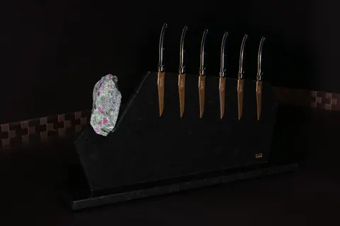 Magnetischer Messerblock von TYCOON STONE SCHMIDKE aus Nero Assoluto mit Rubinen 17,500 for sale For Super Rich
