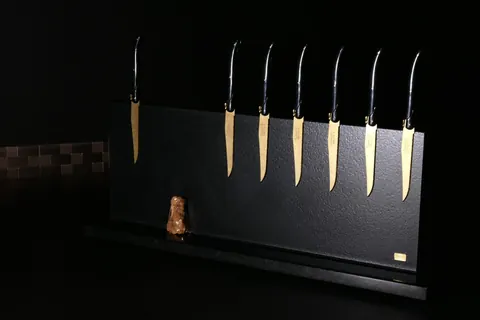 Magnetischer Messerblock von TYCOON STONE SCHMIDKE aus Nero Assoluto gebürstet mit Calcit Kristall 21,875 for sale For Super Rich