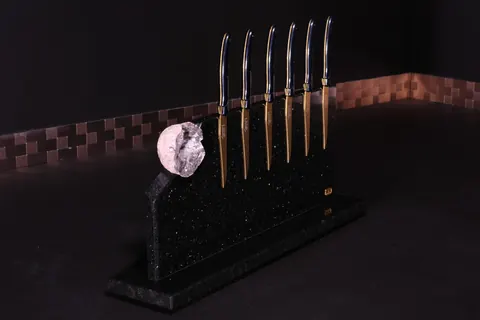 Magnetischer Messerblock von TYCOON STONE SCHMIDKE aus Star Galaxy Gold mit Kristall Druse
