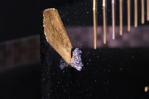 Magnetischer Messerblock von Tycoon Stone Schmidke aus Star Galaxy Gold mit Meteoriten und vergoldeten Meteoritenschweif price country for sale For Super Rich