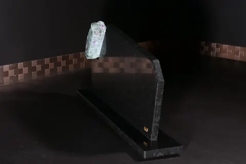 Magnetischer Messerblock von TYCOON STONE SCHMIDKE aus Nero Assoluto mit Rubinen Unique for sale For Super Rich