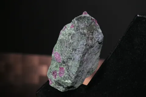 Magnetischer Messerblock von TYCOON STONE SCHMIDKE aus Nero Assoluto mit Rubinen for sale For Super Rich