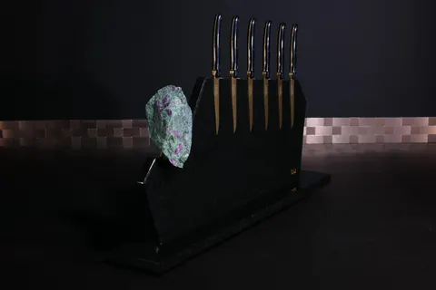 Magnetischer Messerblock von TYCOON STONE SCHMIDKE aus Nero Assoluto mit Rubinen ultra luxury for sale For Super Rich