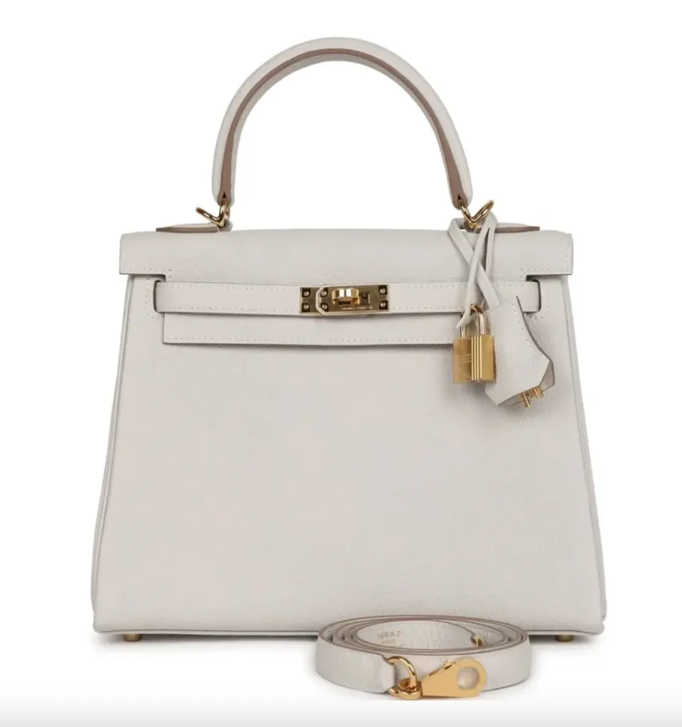 Hermès Kelly 25 Gris Pale Togo with Gold Hardware for sale For Super Rich Hermès Kelly 25 Gris Pale Togo with Gold Hardware for sale For Super Rich